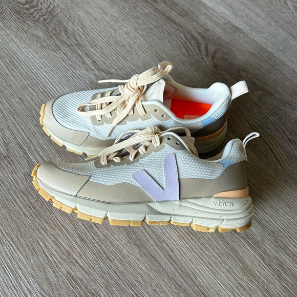 Women’s Veja Dekkan Alveomesh Sneaker - Picture 6 of 13